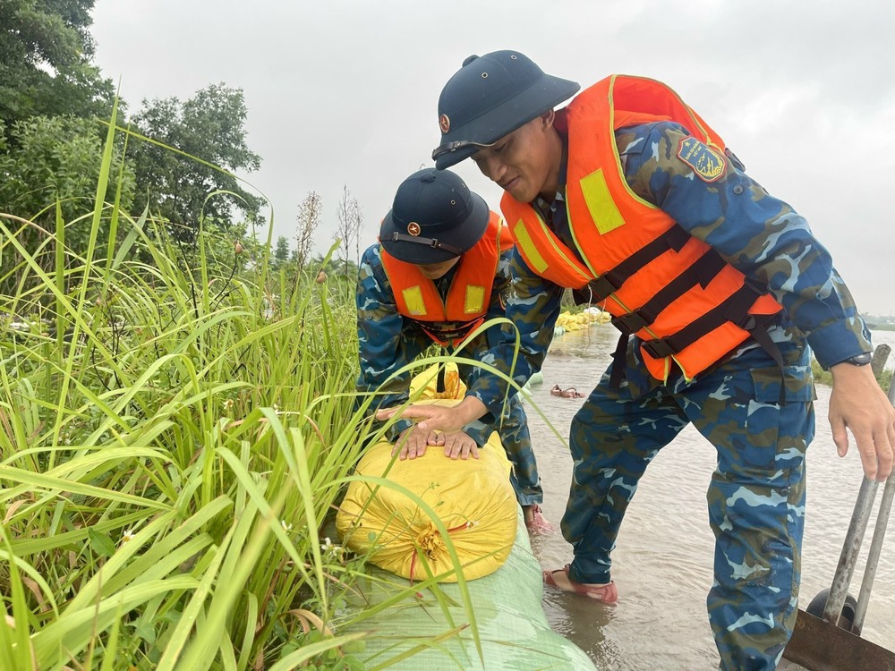 Hà Nội: "Rốn lũ" Trần Phú căng mình chống lũ - Ảnh 7. Hà Nội: "Rốn lũ" Trần Phú căng mình chống lũ - Ảnh 7.