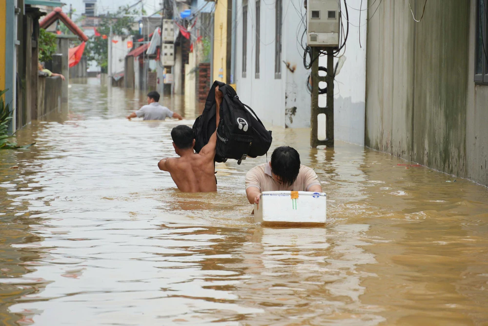 Hà Nội: "Rốn lũ" Trần Phú căng mình chống lũ - Ảnh 3. Hà Nội: "Rốn lũ" Trần Phú căng mình chống lũ - Ảnh 3.