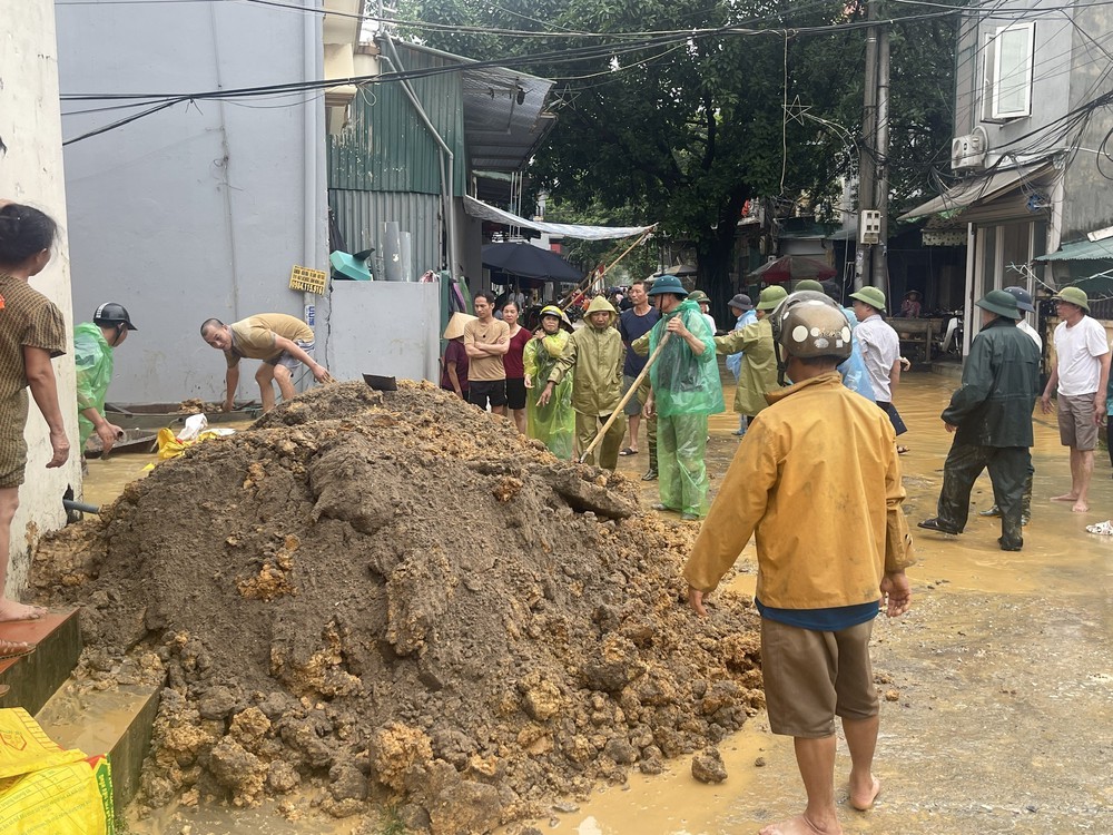 Hà Nội: "Rốn lũ" Trần Phú căng mình chống lũ - Ảnh 9. Hà Nội: "Rốn lũ" Trần Phú căng mình chống lũ - Ảnh 9.