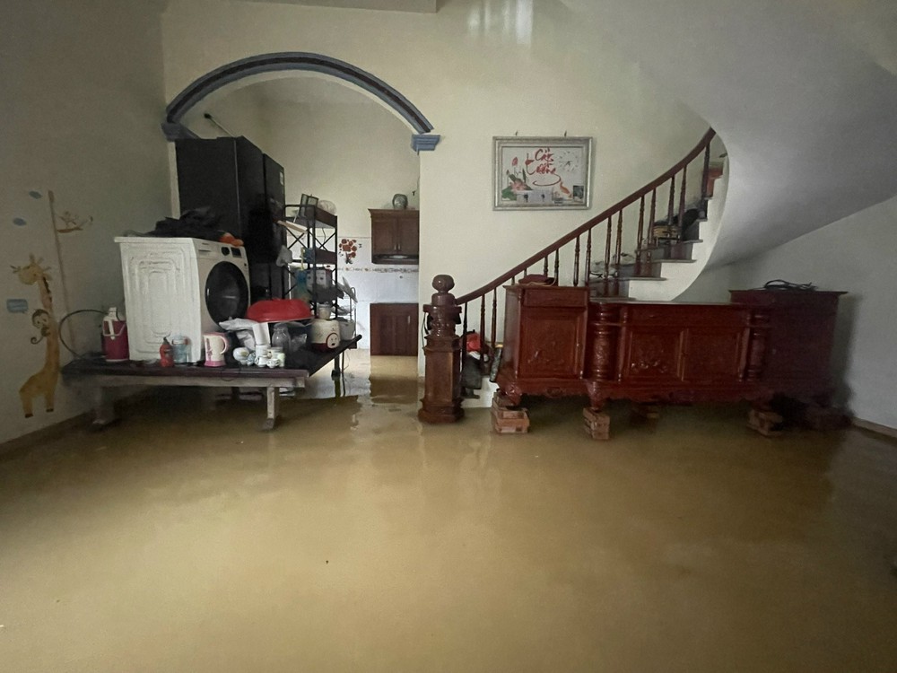Hà Nội: "Rốn lũ" Trần Phú căng mình chống lũ - Ảnh 1. Hà Nội: "Rốn lũ" Trần Phú căng mình chống lũ - Ảnh 1.