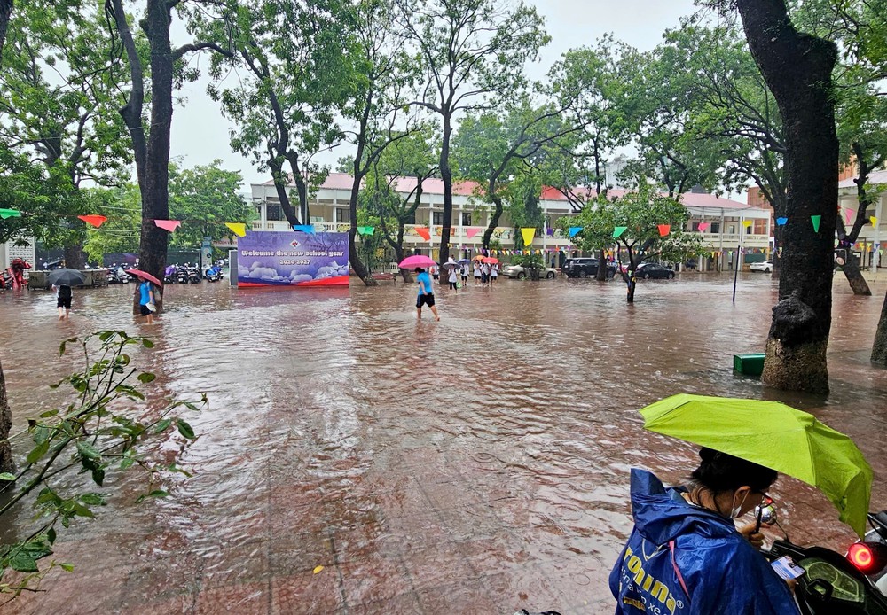 Mưa lớn gây ngập úng: Các trường ở Hà Nội chủ động đảm bảo an toàn cho học sinh - Ảnh 1.
