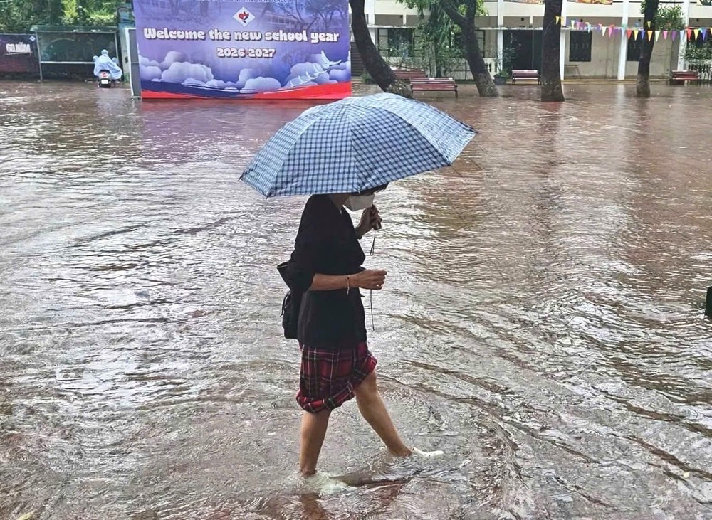 Mưa lớn gây ngập úng: Các trường ở Hà Nội chủ động đảm bảo an toàn cho học sinh - Ảnh 2.