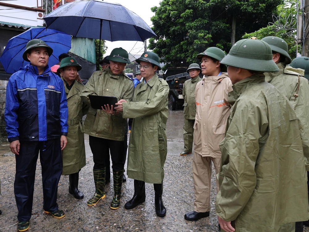 Lãnh đạo thành phố Hà Nội kiểm tra ngập lụt tại các xã ngoại thành - Ảnh 1.