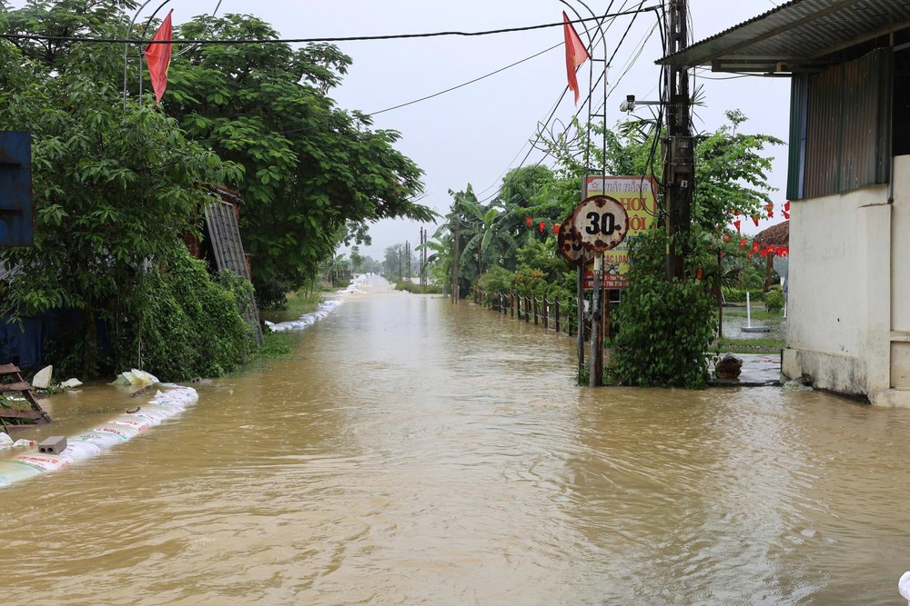 Lãnh đạo thành phố Hà Nội kiểm tra ngập lụt tại các xã ngoại thành - Ảnh 4.