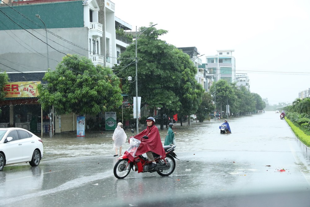 Thanh Hóa: Nhiều tuyến phố, khu dân cư trung tâm phường Hạc Thành ngập sâu do mưa lớn - Ảnh 13. Thanh Hóa: Nhiều tuyến phố, khu dân cư trung tâm phường Hạc Thành ngập sâu do mưa lớn - Ảnh 13.