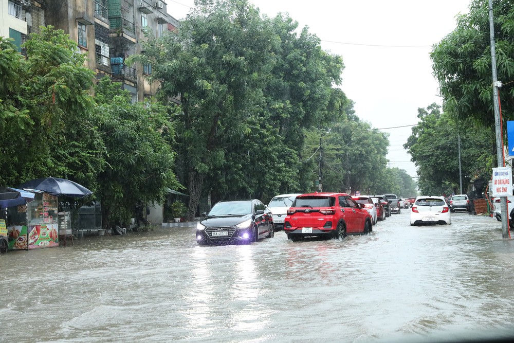 Thanh Hóa: Nhiều tuyến phố, khu dân cư trung tâm phường Hạc Thành ngập sâu do mưa lớn - Ảnh 9. Thanh Hóa: Nhiều tuyến phố, khu dân cư trung tâm phường Hạc Thành ngập sâu do mưa lớn - Ảnh 9.