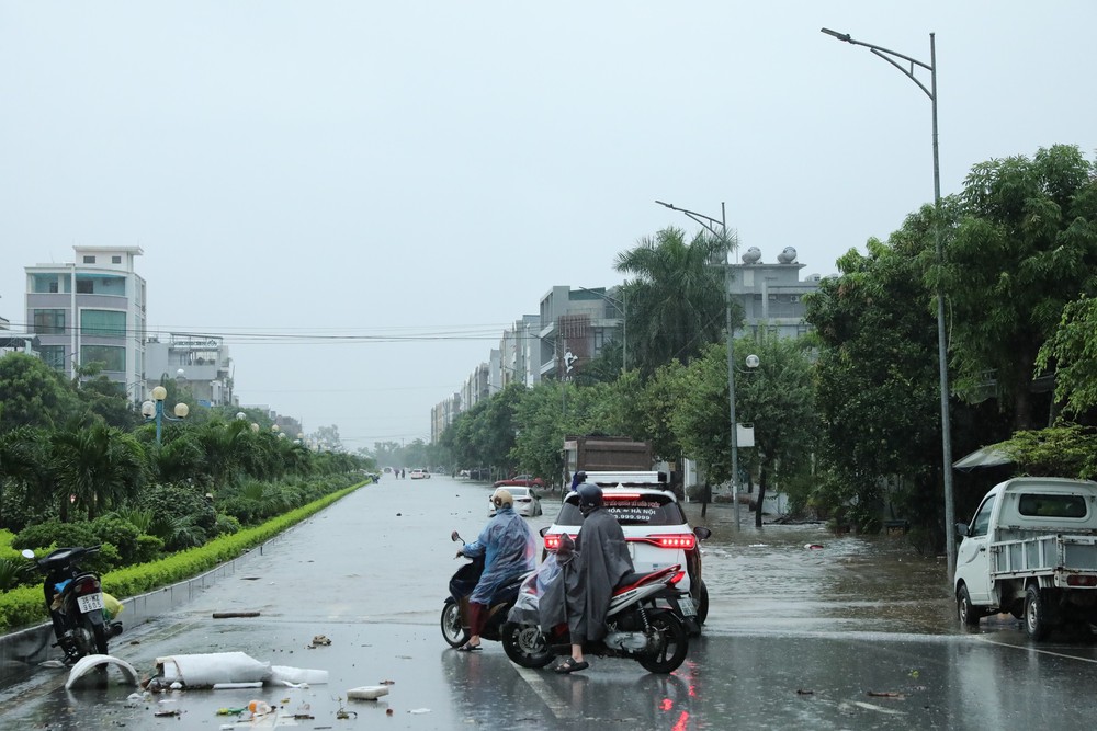 Thanh Hóa: Nhiều tuyến phố, khu dân cư trung tâm phường Hạc Thành ngập sâu do mưa lớn - Ảnh 4. Thanh Hóa: Nhiều tuyến phố, khu dân cư trung tâm phường Hạc Thành ngập sâu do mưa lớn - Ảnh 4.