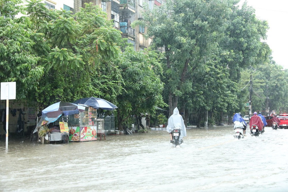 Thanh Hóa: Nhiều tuyến phố, khu dân cư trung tâm phường Hạc Thành ngập sâu do mưa lớn - Ảnh 8. Thanh Hóa: Nhiều tuyến phố, khu dân cư trung tâm phường Hạc Thành ngập sâu do mưa lớn - Ảnh 8.