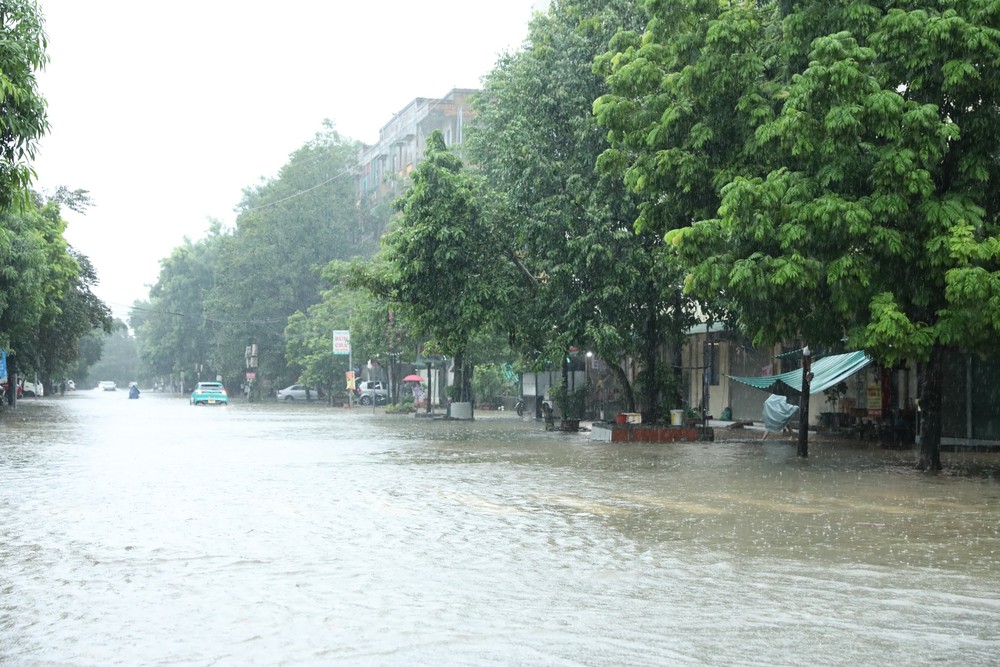 Thanh Hóa: Nhiều tuyến phố, khu dân cư trung tâm phường Hạc Thành ngập sâu do mưa lớn - Ảnh 6. Thanh Hóa: Nhiều tuyến phố, khu dân cư trung tâm phường Hạc Thành ngập sâu do mưa lớn - Ảnh 6.