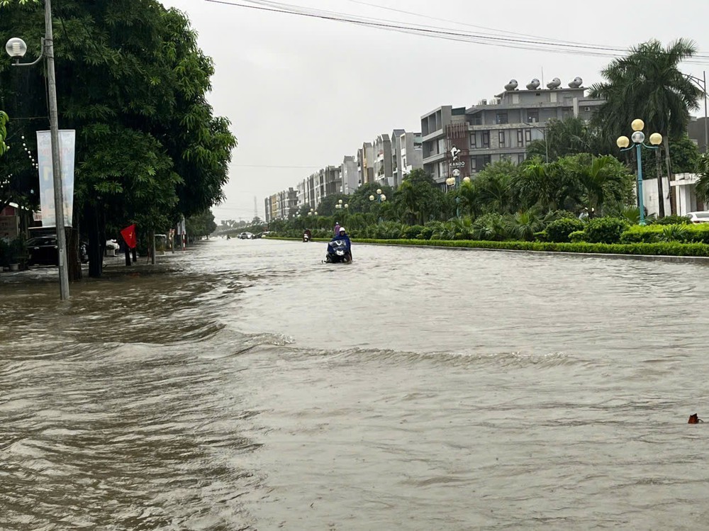 Thanh Hóa: Nhiều tuyến phố, khu dân cư trung tâm phường Hạc Thành ngập sâu do mưa lớn - Ảnh 3. Thanh Hóa: Nhiều tuyến phố, khu dân cư trung tâm phường Hạc Thành ngập sâu do mưa lớn - Ảnh 3.