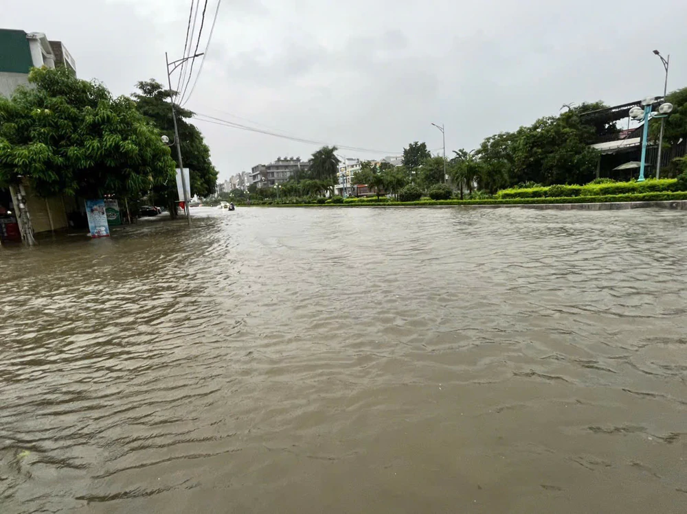 Thanh Hóa: Nhiều tuyến phố, khu dân cư trung tâm phường Hạc Thành ngập sâu do mưa lớn - Ảnh 2. Thanh Hóa: Nhiều tuyến phố, khu dân cư trung tâm phường Hạc Thành ngập sâu do mưa lớn - Ảnh 2.