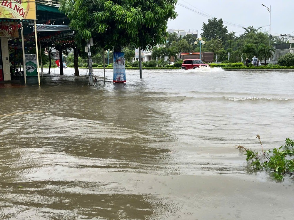 Thanh Hóa: Nhiều tuyến phố, khu dân cư trung tâm phường Hạc Thành ngập sâu do mưa lớn - Ảnh 5. Thanh Hóa: Nhiều tuyến phố, khu dân cư trung tâm phường Hạc Thành ngập sâu do mưa lớn - Ảnh 5.