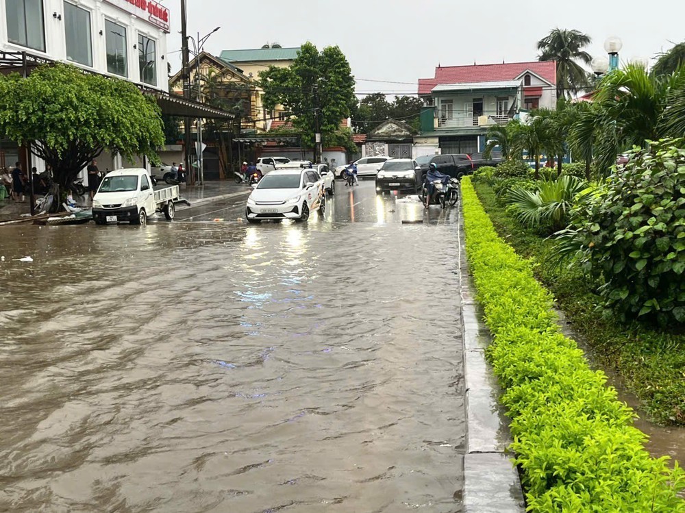 Thanh Hóa: Nhiều tuyến phố, khu dân cư trung tâm phường Hạc Thành ngập sâu do mưa lớn - Ảnh 11. Thanh Hóa: Nhiều tuyến phố, khu dân cư trung tâm phường Hạc Thành ngập sâu do mưa lớn - Ảnh 11.