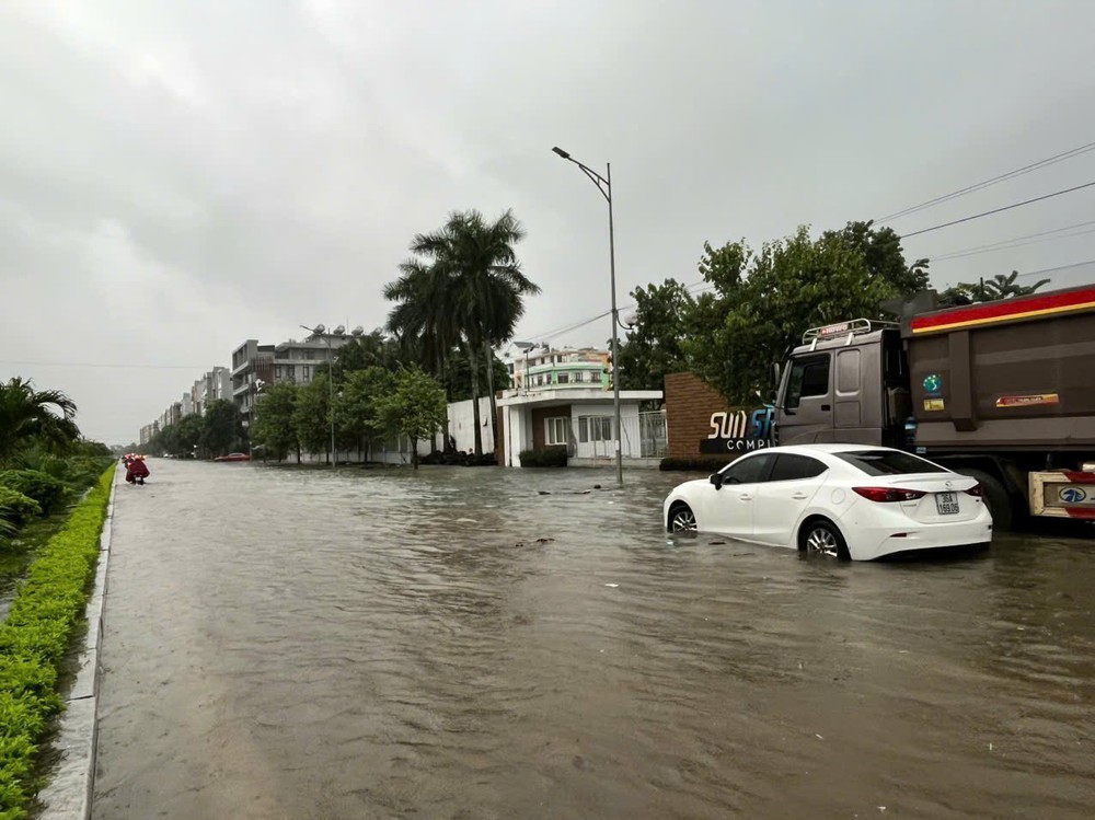Thanh Hóa: Nhiều tuyến phố, khu dân cư trung tâm phường Hạc Thành ngập sâu do mưa lớn - Ảnh 12. Thanh Hóa: Nhiều tuyến phố, khu dân cư trung tâm phường Hạc Thành ngập sâu do mưa lớn - Ảnh 12.