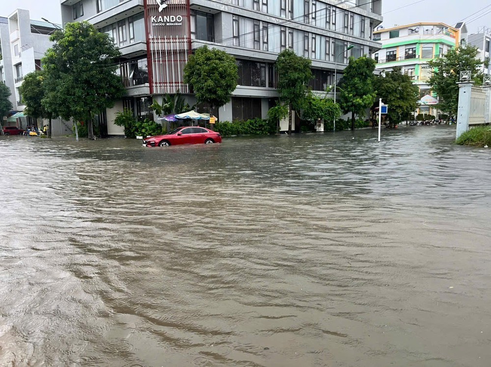 Thanh Hóa: Nhiều tuyến phố, khu dân cư trung tâm phường Hạc Thành ngập sâu do mưa lớn - Ảnh 10. Thanh Hóa: Nhiều tuyến phố, khu dân cư trung tâm phường Hạc Thành ngập sâu do mưa lớn - Ảnh 10.