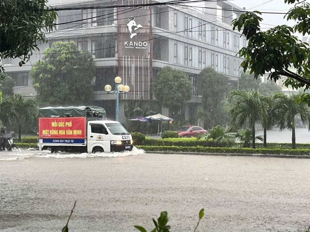 Thanh Hóa: Nhiều tuyến phố, khu dân cư trung tâm phường Hạc Thành ngập sâu do mưa lớn - Ảnh 14. Thanh Hóa: Nhiều tuyến phố, khu dân cư trung tâm phường Hạc Thành ngập sâu do mưa lớn - Ảnh 14.