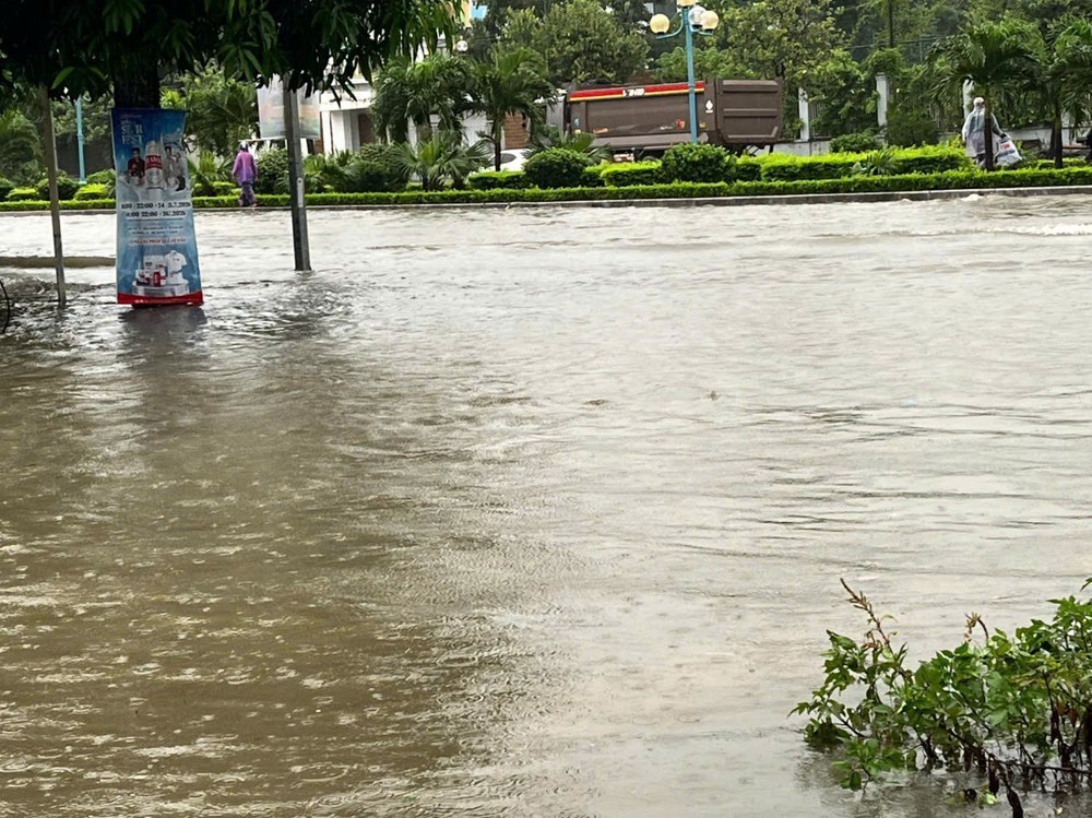 Thanh Hóa: Nhiều tuyến phố, khu dân cư trung tâm phường Hạc Thành ngập sâu do mưa lớn - Ảnh 1. Thanh Hóa: Nhiều tuyến phố, khu dân cư trung tâm phường Hạc Thành ngập sâu do mưa lớn - Ảnh 1.