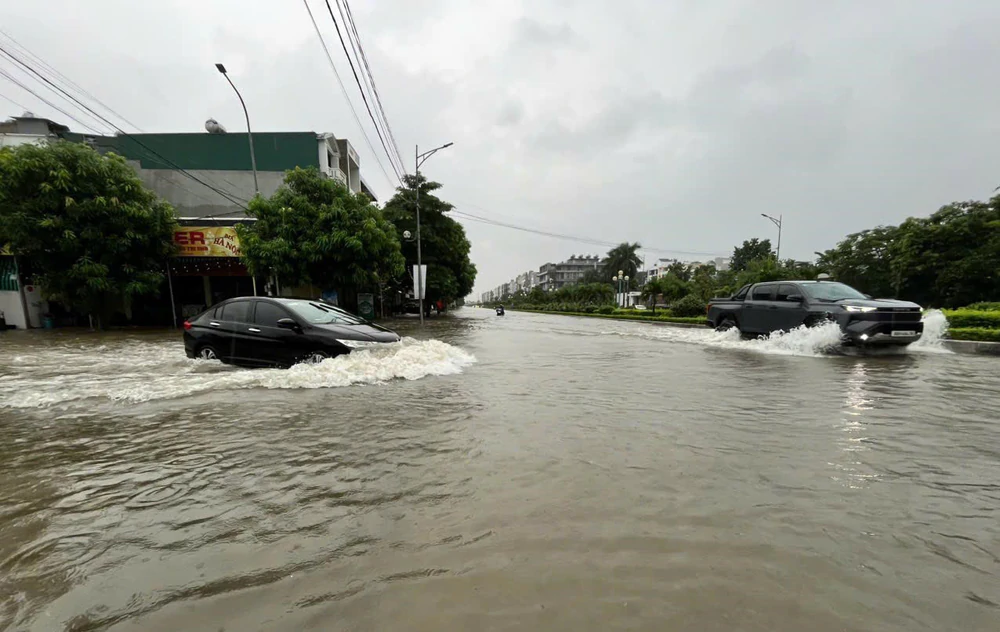 Thanh Hóa: Nhiều tuyến phố, khu dân cư trung tâm phường Hạc Thành ngập sâu do mưa lớn - Ảnh 7. Thanh Hóa: Nhiều tuyến phố, khu dân cư trung tâm phường Hạc Thành ngập sâu do mưa lớn - Ảnh 7.