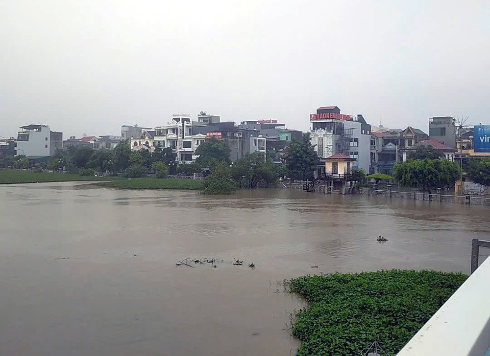 Ninh Bình: Lũ sông Đáy tiếp tục lên, nhiều nơi có nguy cơ ngập lụt - Ảnh 2. Ninh Bình: Lũ sông Đáy tiếp tục lên, nhiều nơi có nguy cơ ngập lụt - Ảnh 2.