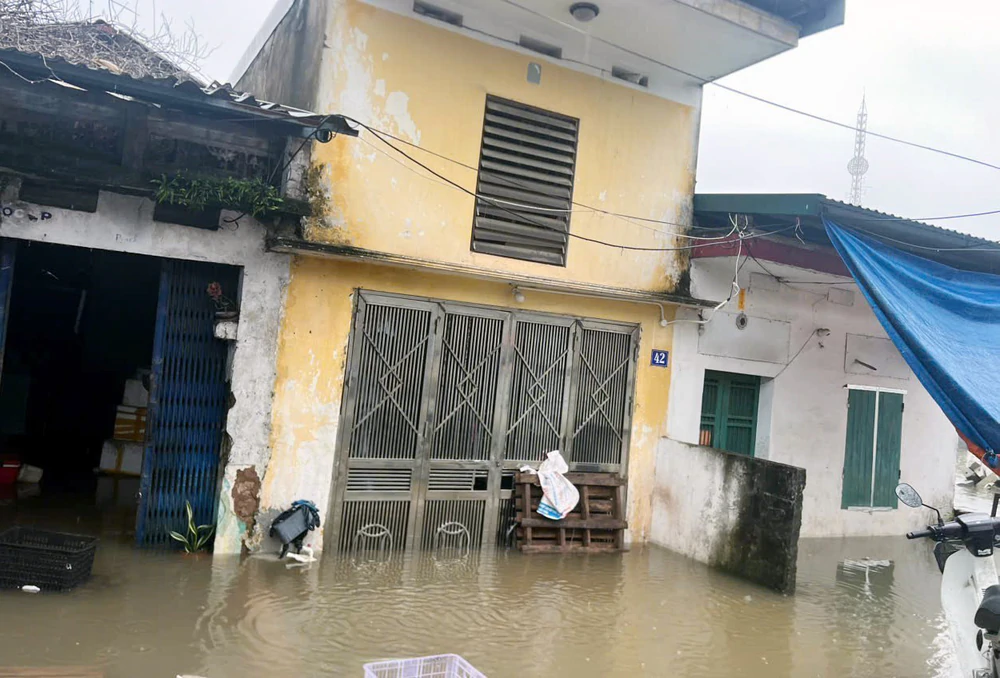 Ninh Bình: Lũ sông Đáy tiếp tục lên, nhiều nơi có nguy cơ ngập lụt - Ảnh 3. Ninh Bình: Lũ sông Đáy tiếp tục lên, nhiều nơi có nguy cơ ngập lụt - Ảnh 3.