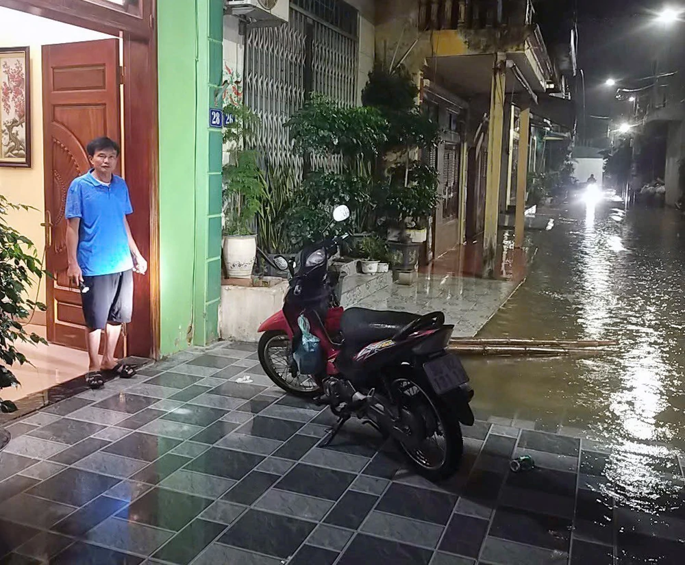 Ninh Bình: Lũ sông Đáy tiếp tục lên, nhiều nơi có nguy cơ ngập lụt - Ảnh 4. Ninh Bình: Lũ sông Đáy tiếp tục lên, nhiều nơi có nguy cơ ngập lụt - Ảnh 4.