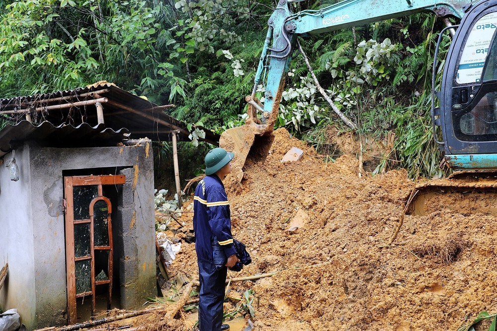 Sạt lở taluy dương làm 3 người chết tại Đà Bắc (Phú Thọ) - Ảnh 2.