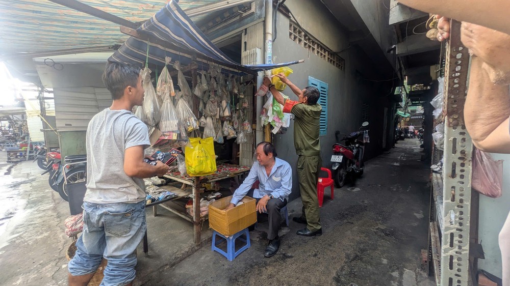 Vụ cháy nhà 4 tầng: Hai nạn nhân phải thở máy, tiên lượng xấu - Ảnh 3. Vụ cháy nhà 4 tầng: Hai nạn nhân phải thở máy, tiên lượng xấu - Ảnh 3.
