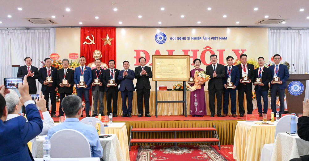 NSNA Trần Thị Thu Đông tái đắc cử Chủ tịch Hội Nghệ sĩ Nhiếp ảnh Việt Nam nhiệm kỳ 2026-2031 - Ảnh 2.