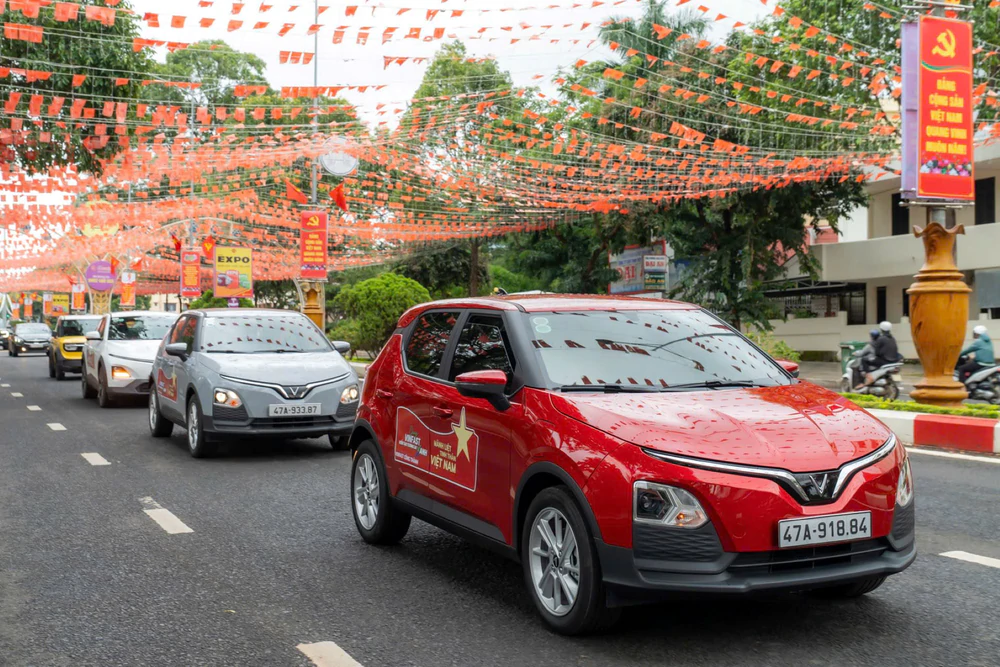 Giá dễ tiếp cận, sạc 0 đồng: Bài toán sở hữu ô tô đầu tiên nhẹ hơn với xe điện VinFast - Ảnh 1. Giá dễ tiếp cận, sạc 0 đồng: Bài toán sở hữu ô tô đầu tiên nhẹ hơn với xe điện VinFast - Ảnh 1.