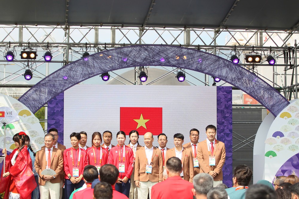 Quốc kỳ Việt Nam tung bay tại Nagoya, Đoàn Thể thao Việt Nam sẵn sàng tranh tài ASIAD 2026 - Ảnh 1. Quốc kỳ Việt Nam tung bay tại Nagoya, Đoàn Thể thao Việt Nam sẵn sàng tranh tài ASIAD 2026 - Ảnh 1.