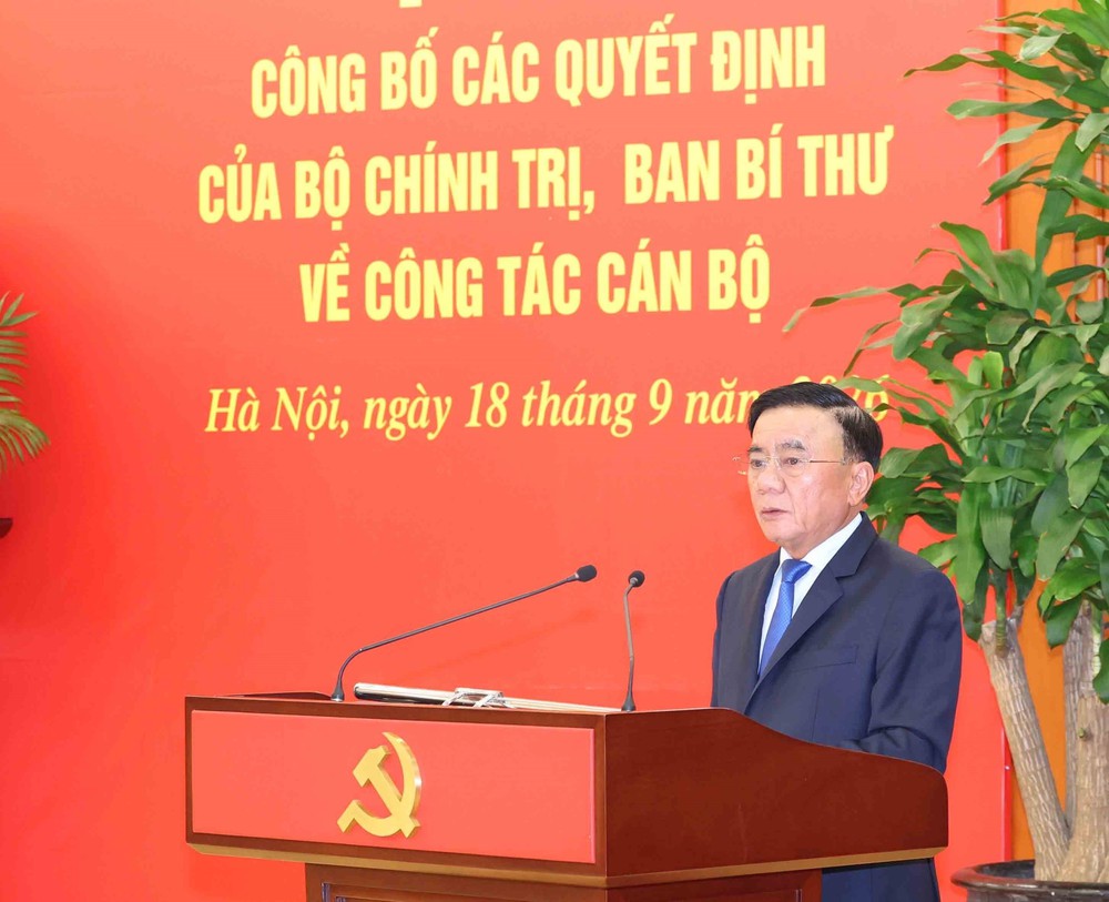 Hội nghị công bố 12 quyết định của Bộ Chính trị, Ban Bí thư về công tác cán bộ - Ảnh 1. Hội nghị công bố 12 quyết định của Bộ Chính trị, Ban Bí thư về công tác cán bộ - Ảnh 1.