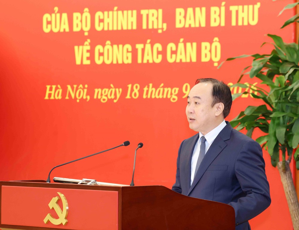Hội nghị công bố 12 quyết định của Bộ Chính trị, Ban Bí thư về công tác cán bộ - Ảnh 4. Hội nghị công bố 12 quyết định của Bộ Chính trị, Ban Bí thư về công tác cán bộ - Ảnh 4.