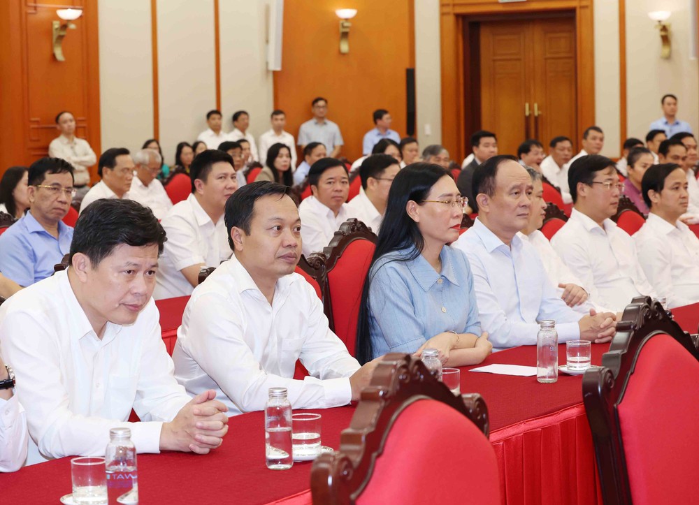Hội nghị công bố 12 quyết định của Bộ Chính trị, Ban Bí thư về công tác cán bộ - Ảnh 7. Hội nghị công bố 12 quyết định của Bộ Chính trị, Ban Bí thư về công tác cán bộ - Ảnh 7.