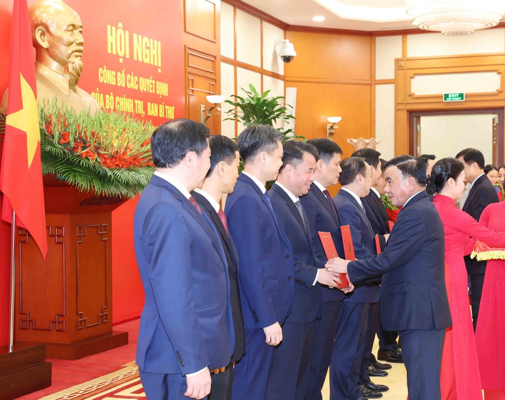 Hội nghị công bố 12 quyết định của Bộ Chính trị, Ban Bí thư về công tác cán bộ - Ảnh 2. Hội nghị công bố 12 quyết định của Bộ Chính trị, Ban Bí thư về công tác cán bộ - Ảnh 2.