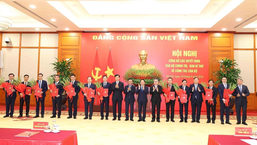 Hội nghị công bố 12 quyết định của Bộ Chính trị, Ban Bí thư về công tác cán bộ - Ảnh 3. Hội nghị công bố 12 quyết định của Bộ Chính trị, Ban Bí thư về công tác cán bộ - Ảnh 3.