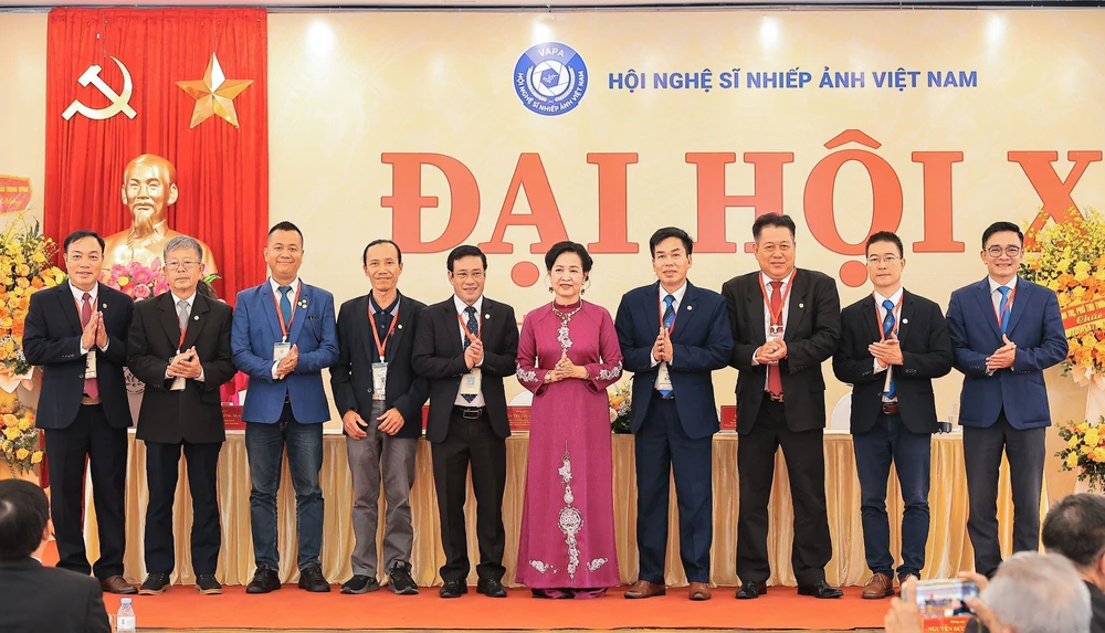 Bà Trần Thị Thu Đông tái đắc cử Chủ tịch Hội Nghệ sĩ Nhiếp ảnh Việt Nam lần thứ X - Ảnh 5.