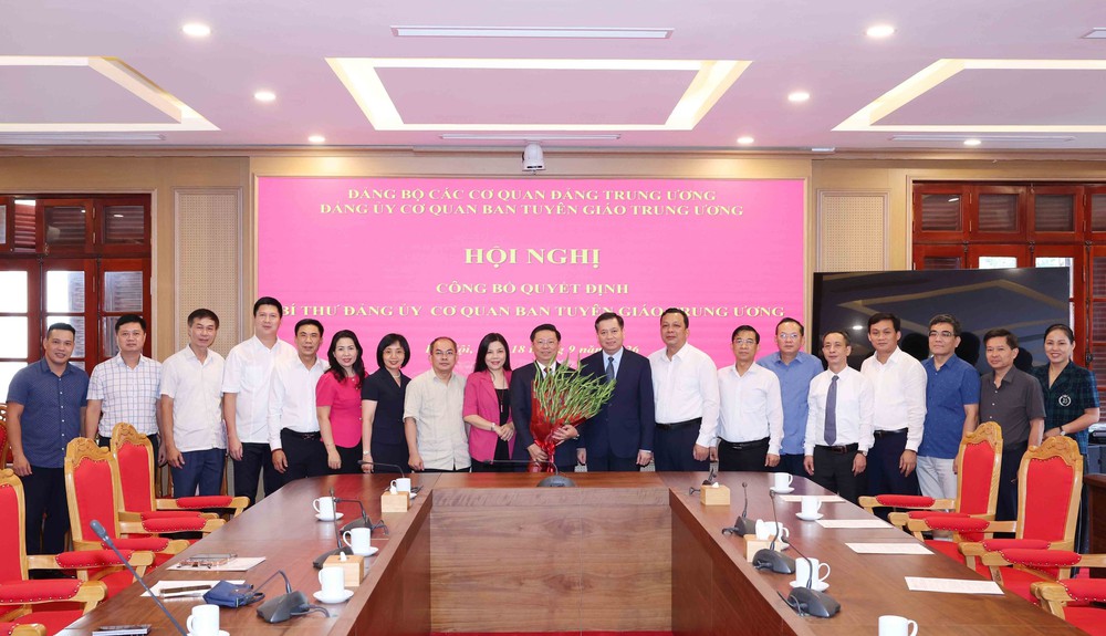 Công bố quyết định chỉ định Bí thư Đảng ủy Cơ quan Ban Tuyên giáo Trung ương - Ảnh 4. Công bố quyết định chỉ định Bí thư Đảng ủy Cơ quan Ban Tuyên giáo Trung ương - Ảnh 4.