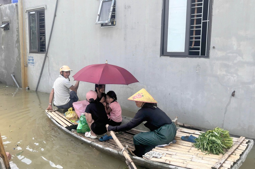 Ninh Bình khẩn trương khắc phục hậu quả mưa lũ - Ảnh 4. Ninh Bình khẩn trương khắc phục hậu quả mưa lũ - Ảnh 4.