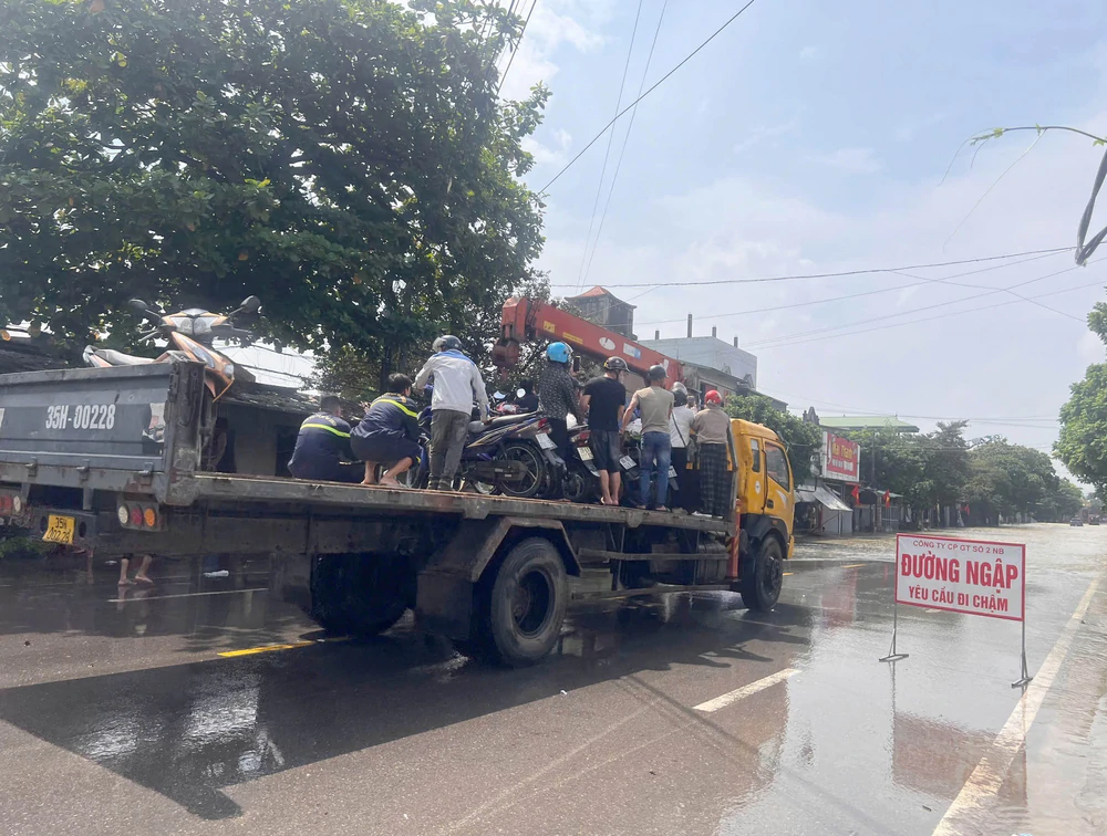 Ninh Bình khẩn trương khắc phục hậu quả mưa lũ - Ảnh 7. Ninh Bình khẩn trương khắc phục hậu quả mưa lũ - Ảnh 7.