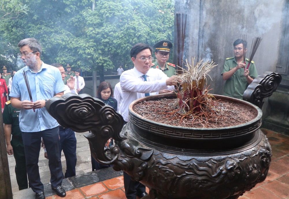 72 năm Ngày Bác Hồ về thăm Đền Hùng: Khơi dậy niềm tự hào, ý thức trách nhiệm của các thế hệ - Ảnh 3. 72 năm Ngày Bác Hồ về thăm Đền Hùng: Khơi dậy niềm tự hào, ý thức trách nhiệm của các thế hệ - Ảnh 3.