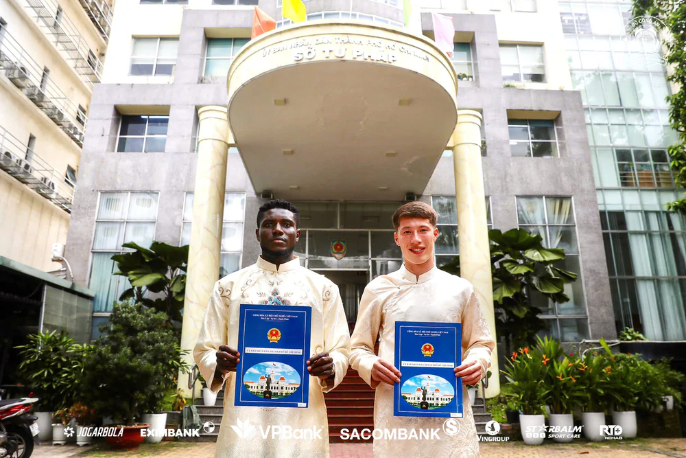 Williams Minh Hoàng nhận tin vui kép trong ngày trở thành công dân Việt Nam - Ảnh 1. Williams Minh Hoàng nhận tin vui kép trong ngày trở thành công dân Việt Nam - Ảnh 1.
