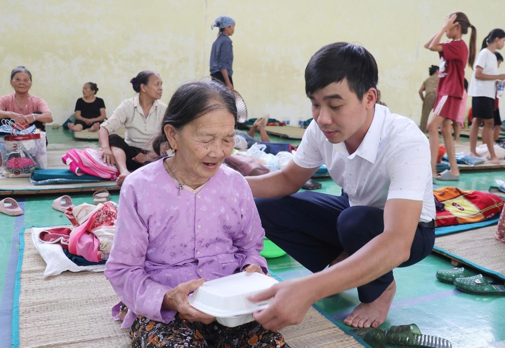 Khắc phục nhanh hậu quả mưa lũ, ổn định đời sống và sản xuất của nhân dân - Ảnh 1. Khắc phục nhanh hậu quả mưa lũ, ổn định đời sống và sản xuất của nhân dân - Ảnh 1.