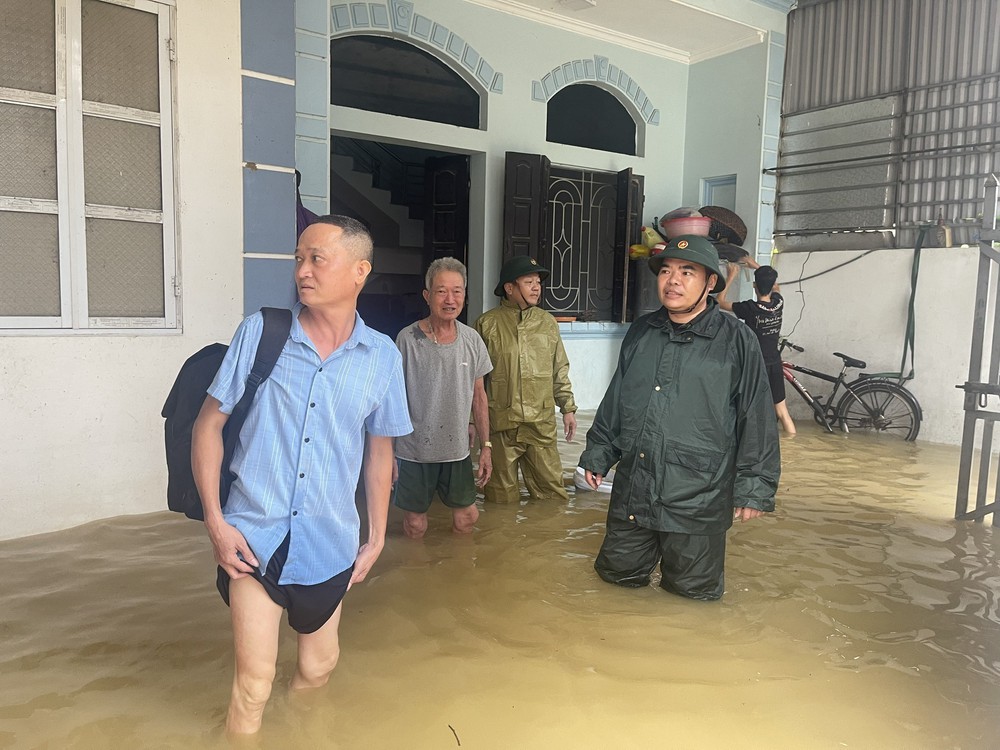 Nước sông Bùi vượt báo động 3, hàng trăm hộ dân phải di dời - Ảnh 2. Nước sông Bùi vượt báo động 3, hàng trăm hộ dân phải di dời - Ảnh 2.