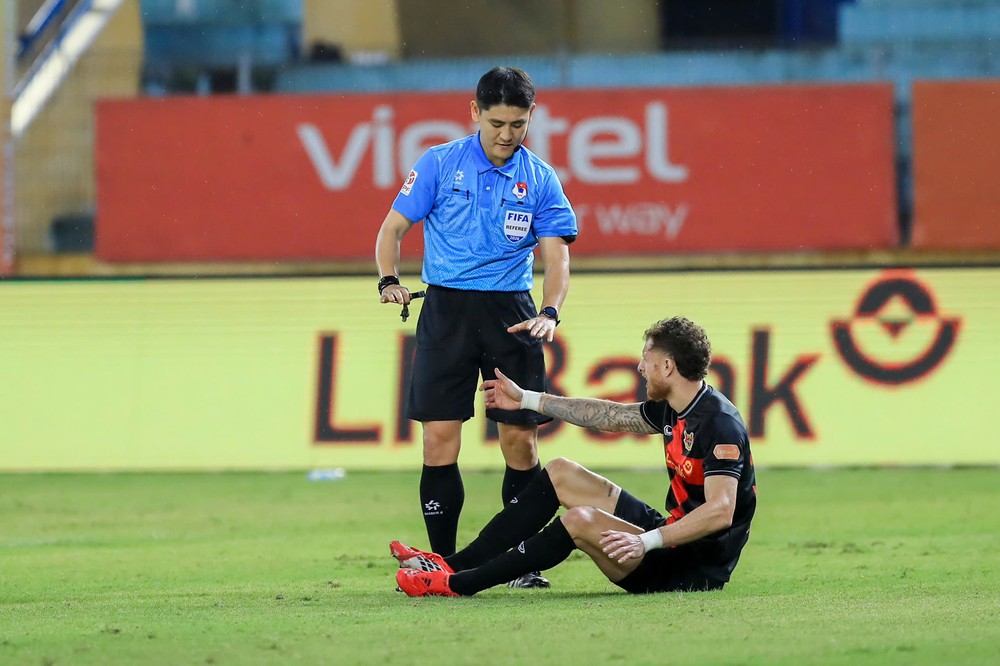 Bóng lăn trên bàn phím: CĐV ủng hộ V-League áp dụng luật chống câu giờ mới - Ảnh 1. Bóng lăn trên bàn phím: CĐV ủng hộ V-League áp dụng luật chống câu giờ mới - Ảnh 1.