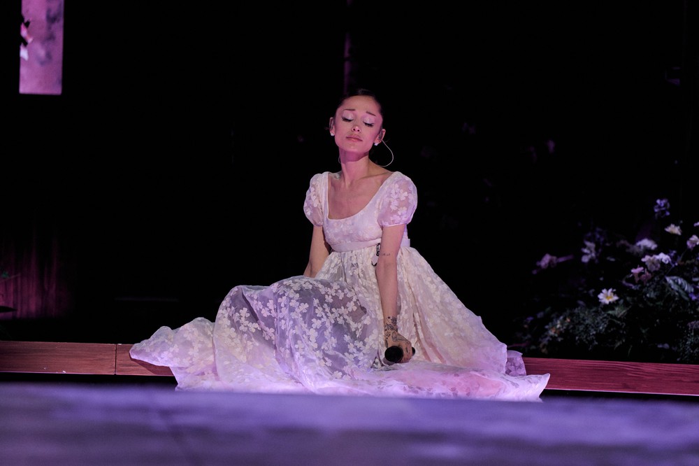 Ariana Grande bật khóc trong đêm khép lại "Eternal Sunshine Tour", tạm rời ánh đèn sân khấu - Ảnh 7.