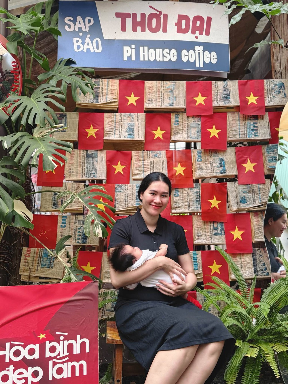 Phụ công Nguyễn Thị Trinh bế con gái đi chơi dịp đại lễ 2/9/2026. Ảnh: FBNV