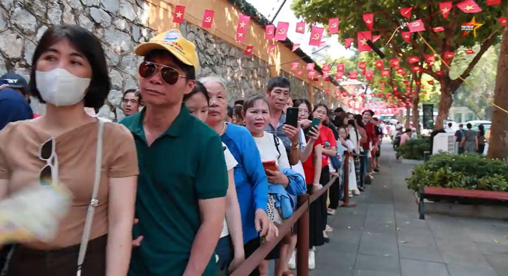 Lượng khách đổ về đông, các điểm gửi xe tại Hà Nội quá tải - Ảnh 3.
