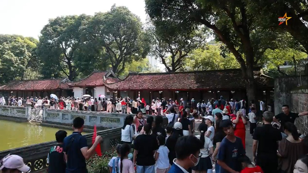Ngày lễ nắng to: Văn Miếu - Quốc Tử Giám trở thành điểm đến lý tưởng - Ảnh 2.