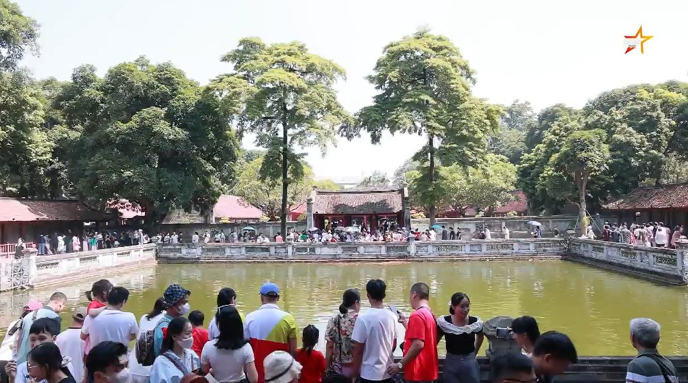 Ngày lễ nắng to: Văn Miếu - Quốc Tử Giám trở thành điểm đến lý tưởng - Ảnh 3.
