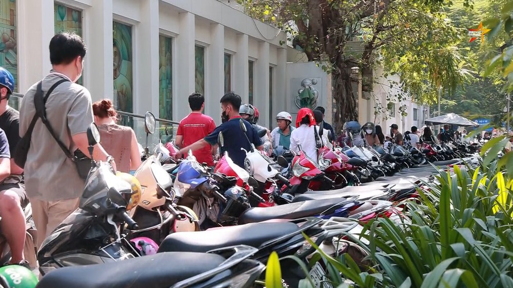 Lượng khách đổ về đông, các điểm gửi xe tại Hà Nội quá tải - Ảnh 1.